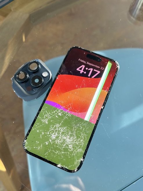 appleplace2371's tweet photo. Ne vous amusez pas à jeter votre iPhone 15 au sol pour savoir s’il est solide ou pas.🥲 Respecter votre matériel. #iPhone15ProMax #Apple https://t.co/t9rY7IwXJc