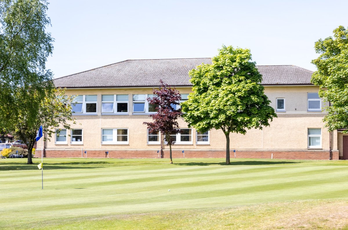 TGIF, golfers! 🏌️🍻 Weekend's here, and the greens await. Rally your buddies, book a tee time, and enjoy a post-round drink at our clubhouse! 🍹⛳️ Call 01292 477101 to reserve! 📞 #PSCWeekendReady #FairwayFridays #TeeTimeTreats