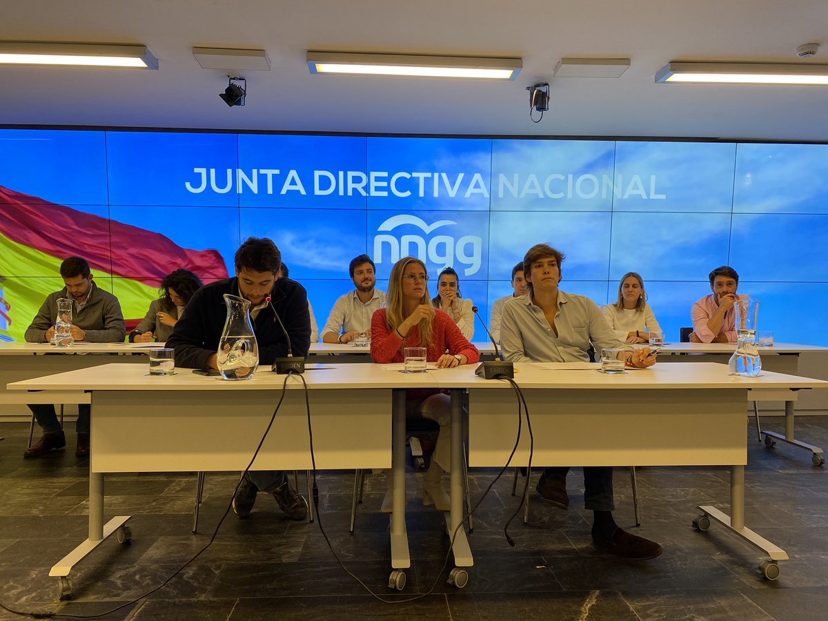 🔵 Junta Directiva Nacional de @NNGG_Es. 

Tenemos equipo, tenemos proyecto y tenemos presente y mucho futuro para demostrar que somos la mejor organización juvenil de España. 🇪🇸

#JDN #SomosNNGG