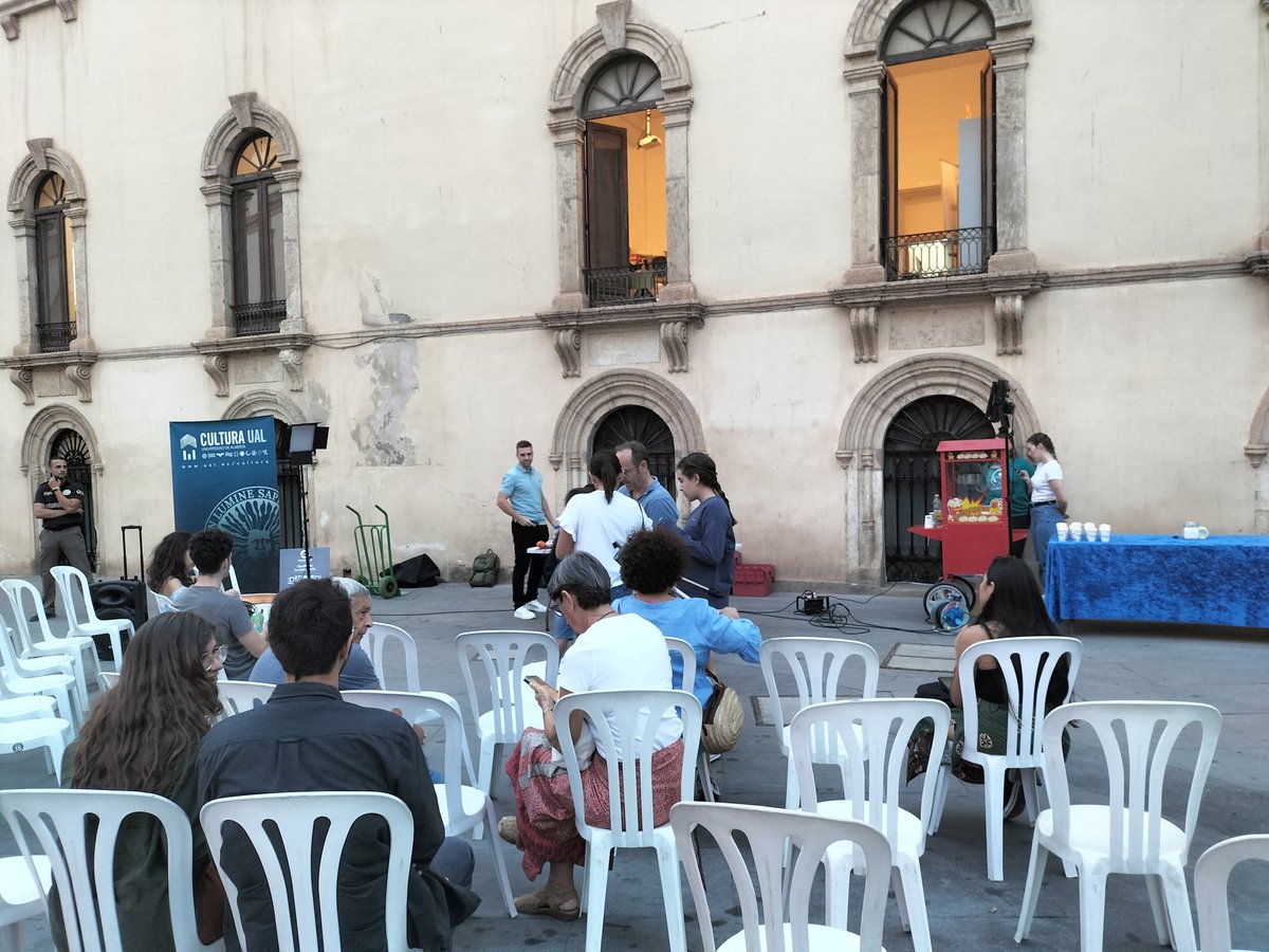ciencialm's tweet photo. ¡Esto empieza en breve! Vamos, que las palomitas ya están listas y la charla a punto de empezar. https://t.co/5e5Wzzdxvw