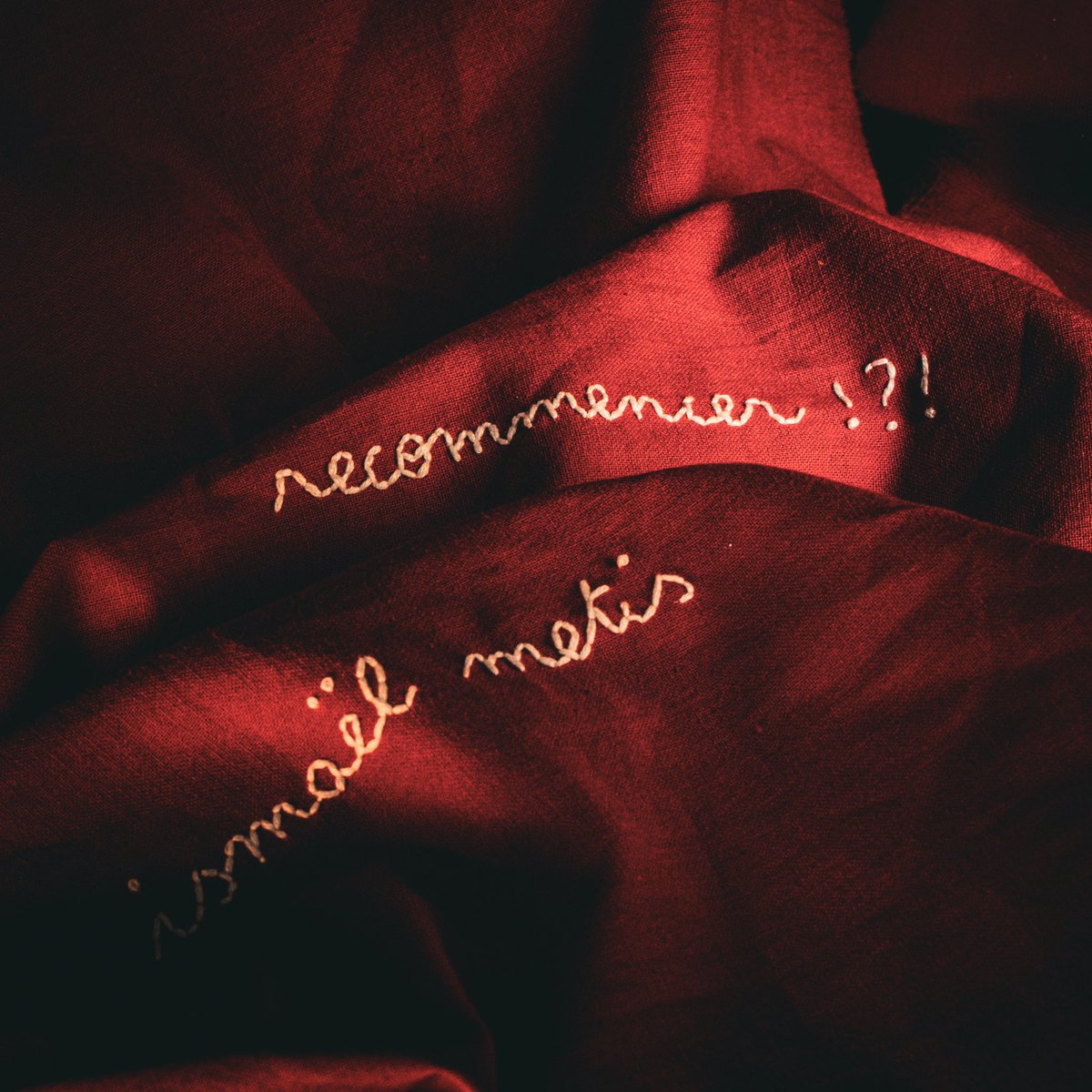 📆 NOUVEAU SINGLE 🔥
« Recommencer !?! » dispo 29/09
ça va taper TRÈS FORT 👊🎸⚡️

Pré-save pourCASSER les algo ‼️
baco.lnk.to/Recommencer

🧵 broderie main : L'oiseau rare
📸 photo et graphisme : El Lyess Haouari
💿 production : Lacouveuse
📦 distribution : Baco Distrib &amp; Shop