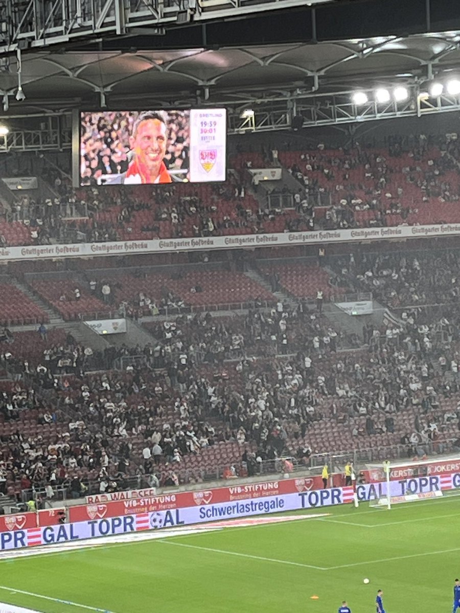 miezimountain's tweet photo. Ok @iamfernandomeir ist im Stadion… kann ich immer noch den Flock aufm Trikot haben? 🥰 #fangirlforlife https://t.co/YExgf3WK8L