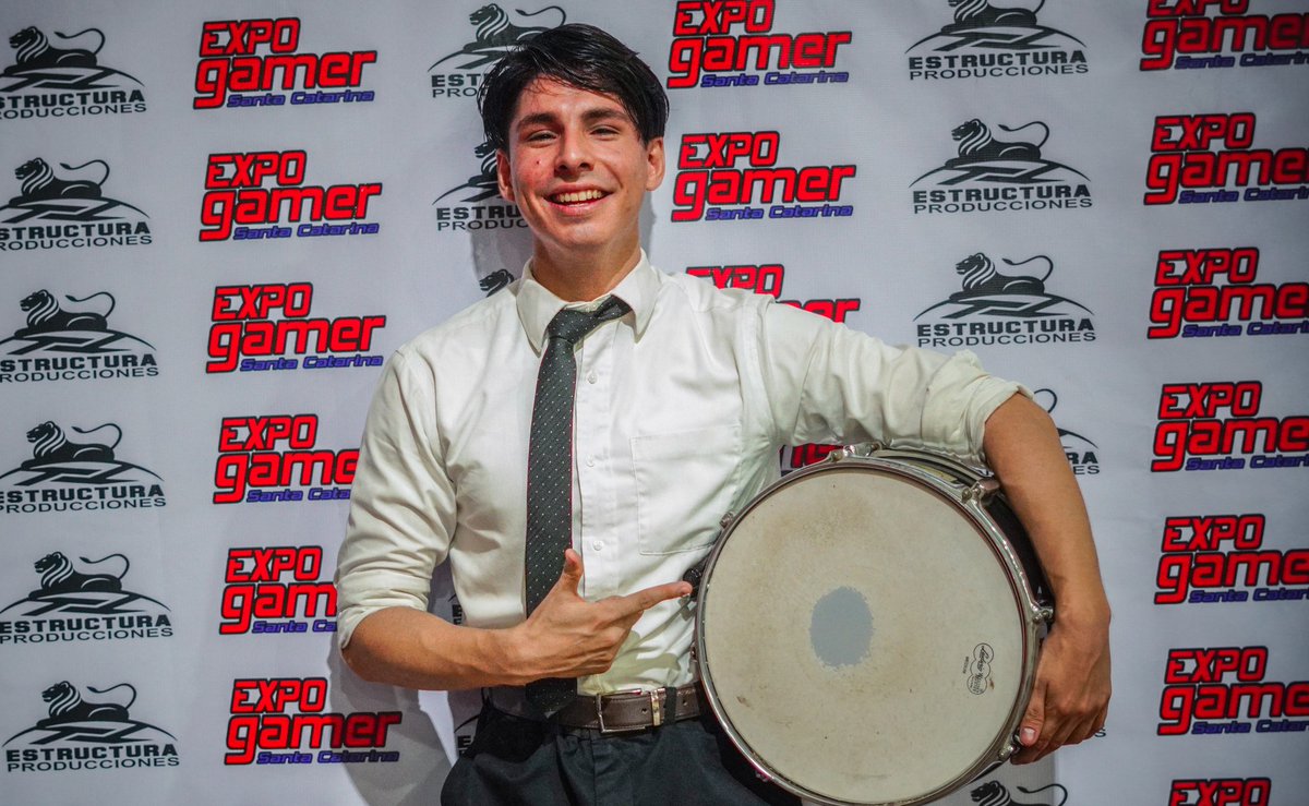 El hombre con la sonrisa de los $60 mil millones de doblondolares, nuestro buen compañero Alejandro en la batería

#otakuanime #cumbia #drums #sharingandeoro