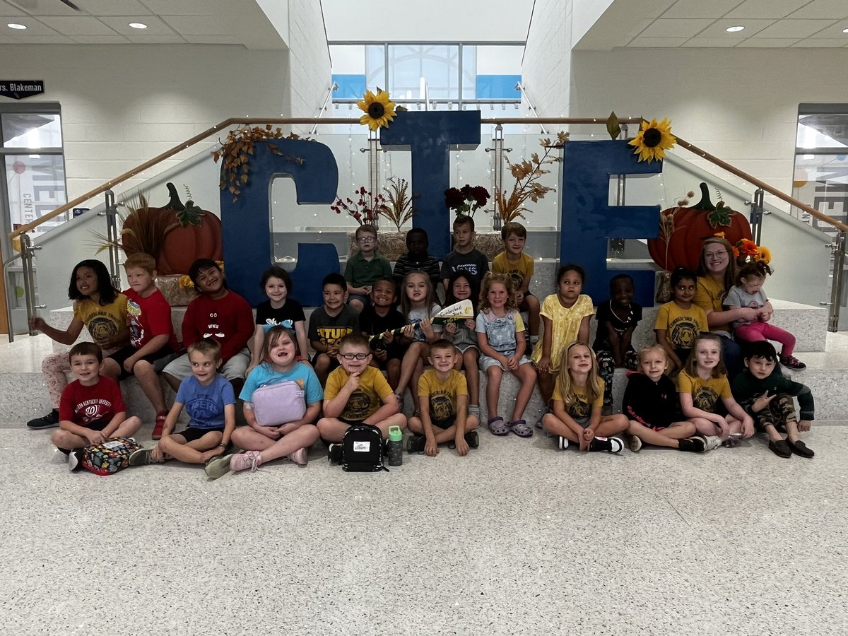 ctetigers's tweet photo. Mrs Levis and her 1st grade friends have really been working on hallway procedures! Hard work pays off! #proudtobeCTE @MrsLevisClass @MrsDarnell_CTE @MrsWillis_CTE https://t.co/zqjMnPrMfX