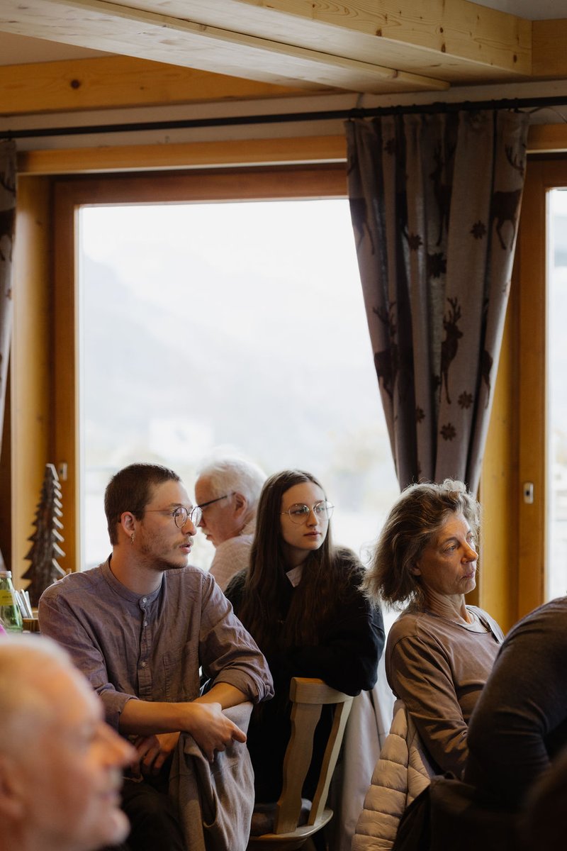 PhilosophicumL's tweet photo. Der Berg ruft! 🚠Am Donnerstag ging es in der Früh auf den Rüfikopf, wo sich bei „Philosophieren am Berg“ Svenja Flaßpöhler vom @philomagde  und Soziologe Christian Dries angeregt über die Hoffnung austauschten. 

#philosophicumlech
Fotos: Kirstin Hauk https://t.co/JLrt30qTSD
