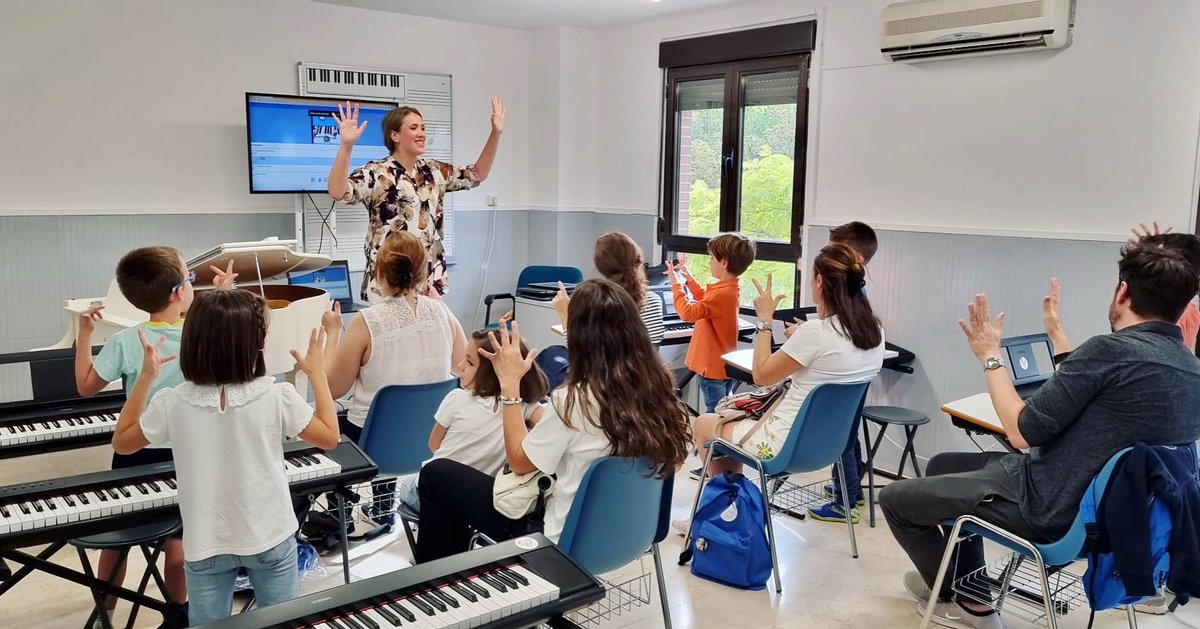 cemmecjaen's tweet photo. ✋¡1, 2, 3, 4, 5 deditos!🎶
.
Qué bonitas son las primeras clases de piano, descubrir un nuevo mundo en forma de teclas 😍🎹
.
MI TECLADO de @musicaeduca.es 💚 AÚN PLAZAS DISPONIBLES 💪🏼
.
#orgullocemmec #cemmec https://t.co/KGA2vAVJyu