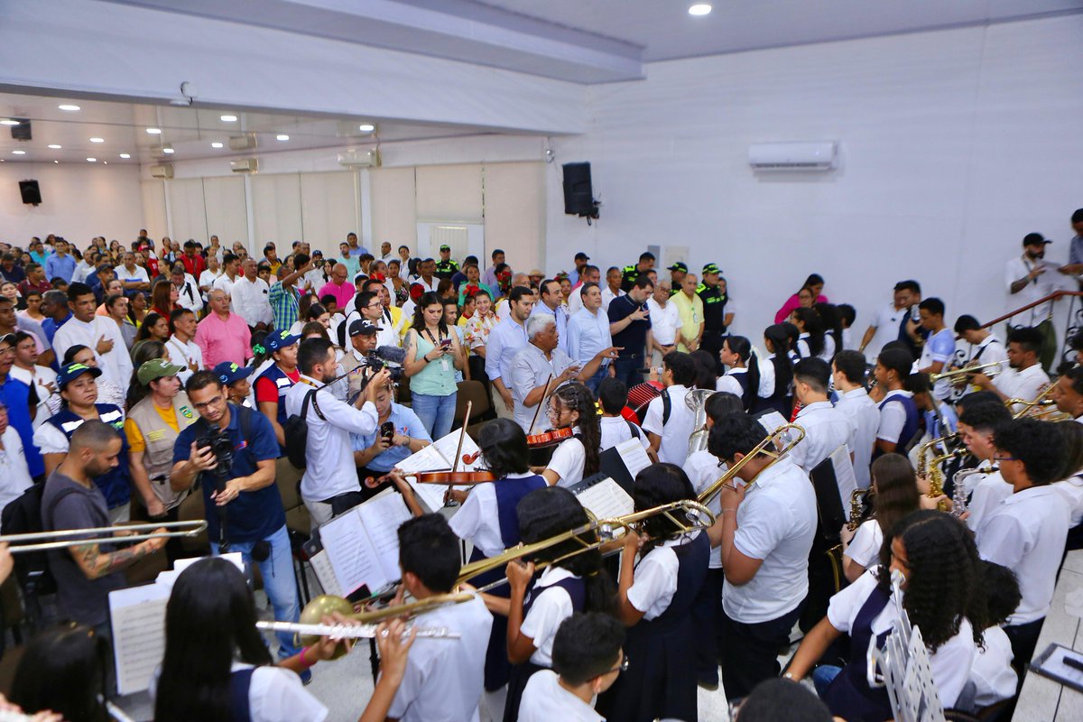 Hacer de #Valledupar una ciudad más conectada y la capital de una Colombia digital, ha sido nuestra finalidad como gobierno y así se ratifica con la presencia del Ministro de las TIC, <a href="/MauricioLizcano/">Mauricio Lizcano</a>, con quien se entregó esta oferta tecnológica.