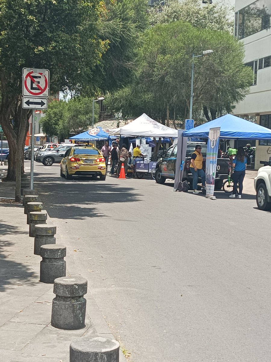 Parking day o Día de Parqueo, es una toma del espacio público que nos permite reflexionar acerca de la distribución democrática del espacio vial. 
Aquí los espacios de estacionamiento están ocupados para actividades lúdicas y educativas.
#SemanaDeLaMovilidad 
#MovilidadSeguraEc