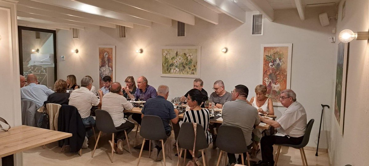 cupvila's tweet image. Alguns regidors de @JuntsxCatVila normalitzen l'extrema dreta d'Orriols compartint sopar. Aquest fet el considerem inadmissible.

A Vilafranca plantem cara al feixisme! ✊🏼