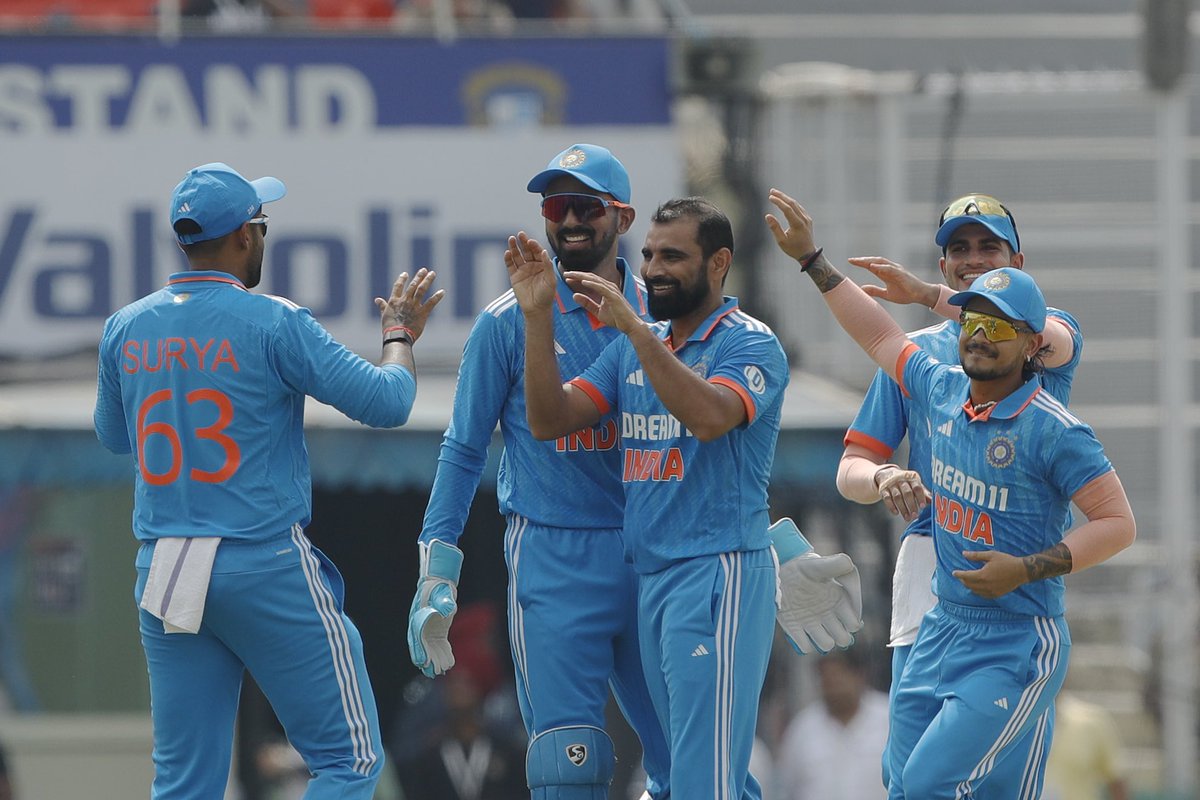 MdShami11's tweet photo. What a way to start the ODI series 🇮🇳
Solid team effort 💪🏻
A day to remember at Mohali #TeamIndia | #INDvAUS https://t.co/eRYBgHmLRH
