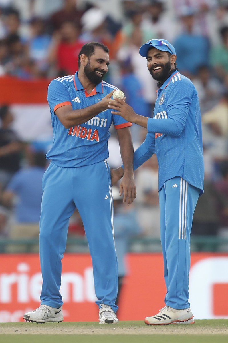 MdShami11's tweet photo. What a way to start the ODI series 🇮🇳
Solid team effort 💪🏻
A day to remember at Mohali #TeamIndia | #INDvAUS https://t.co/eRYBgHmLRH