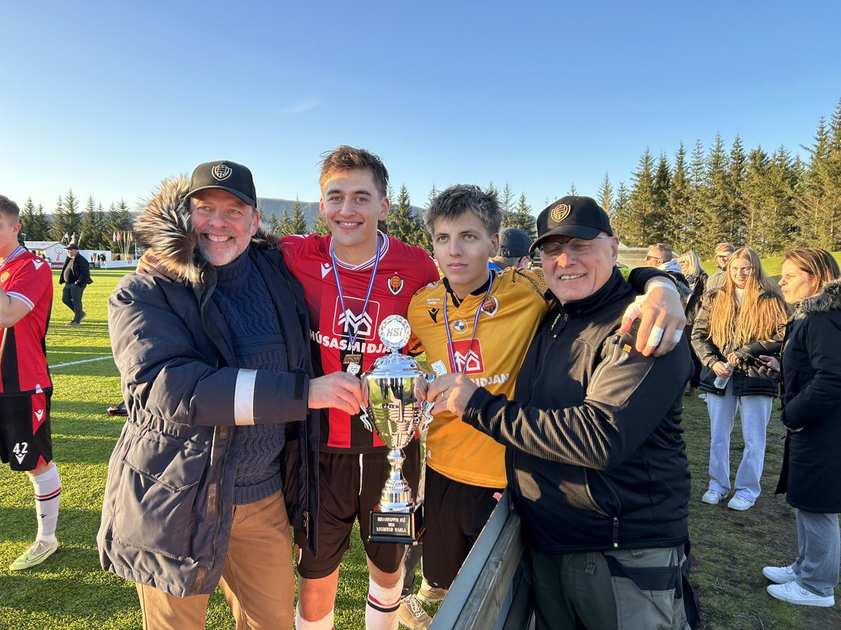 Stoltur faðir Bikarmeistara! <a href="/vikingurfc/">Víkingur</a>  og <a href="/Johannesgeirdal/">JayDG</a> <a href="/UggiJohann/">UggiJohann</a> og allir í 2 fl karla aldeilis að gefa!  2-0 á móti sprækum <a href="/selfossfotbolti/">Selfoss fótbolti</a> í gær og bikarinn er okkar - þurfum aldeilis að stækka skápana í hamingjunni - lífið er yndislegt og hamingjan er hér!