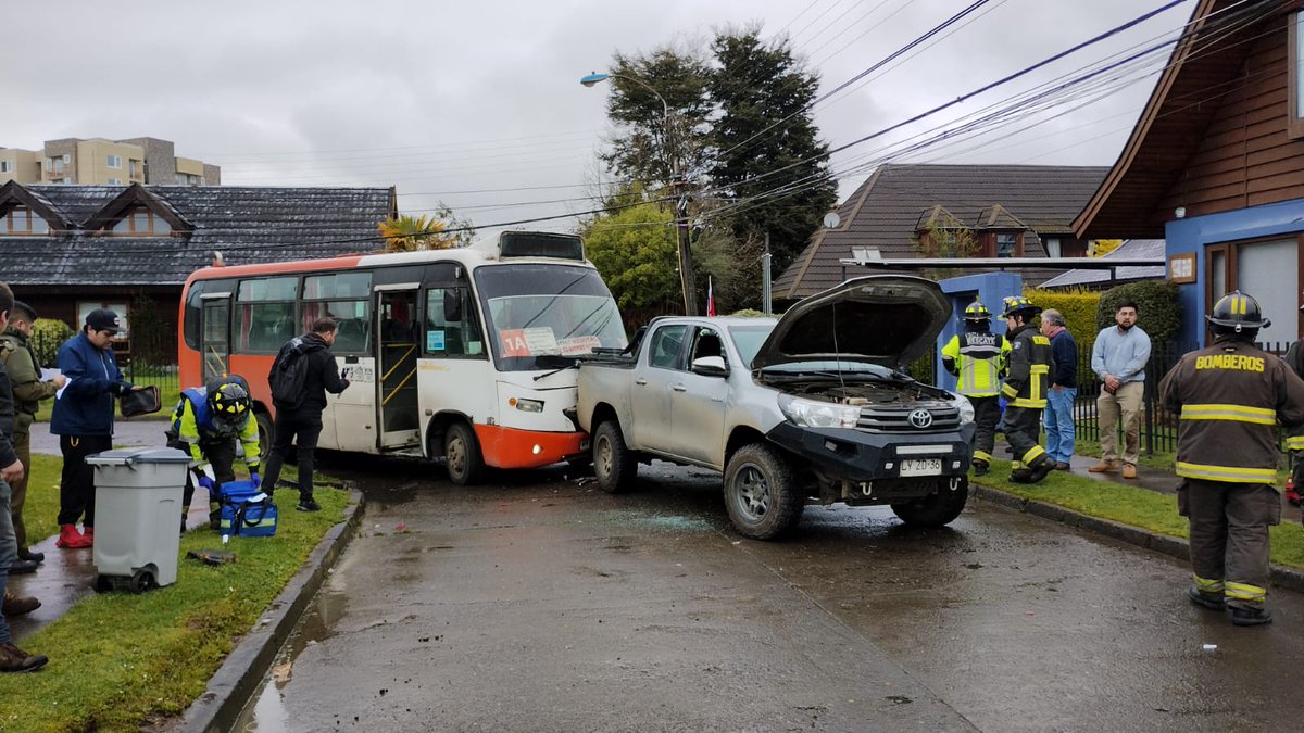 Geosorno01's tweet photo. CALLE JARDIN LAS CAMELIAS / CALLE DOCTOR GUILLERMO BUHLER colision entre microbús y vehiculo menor,4 personas lesionadas conscientes y policontusas https://t.co/CZm7mGdtHU