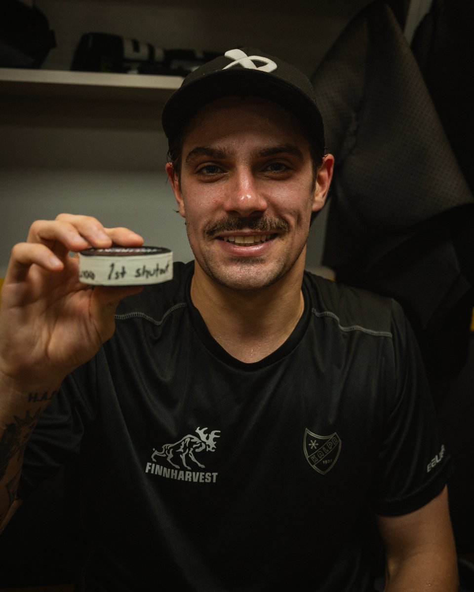 KalPa_Hockey's tweet photo. Liiga-debyytti ja nollapeli. Ei enempää voi pyytää. 🔥
Ja irtoaahan sieltä vähän hymyäkin. 😎
#KalPa #Liiga https://t.co/MpuCbpHLO1