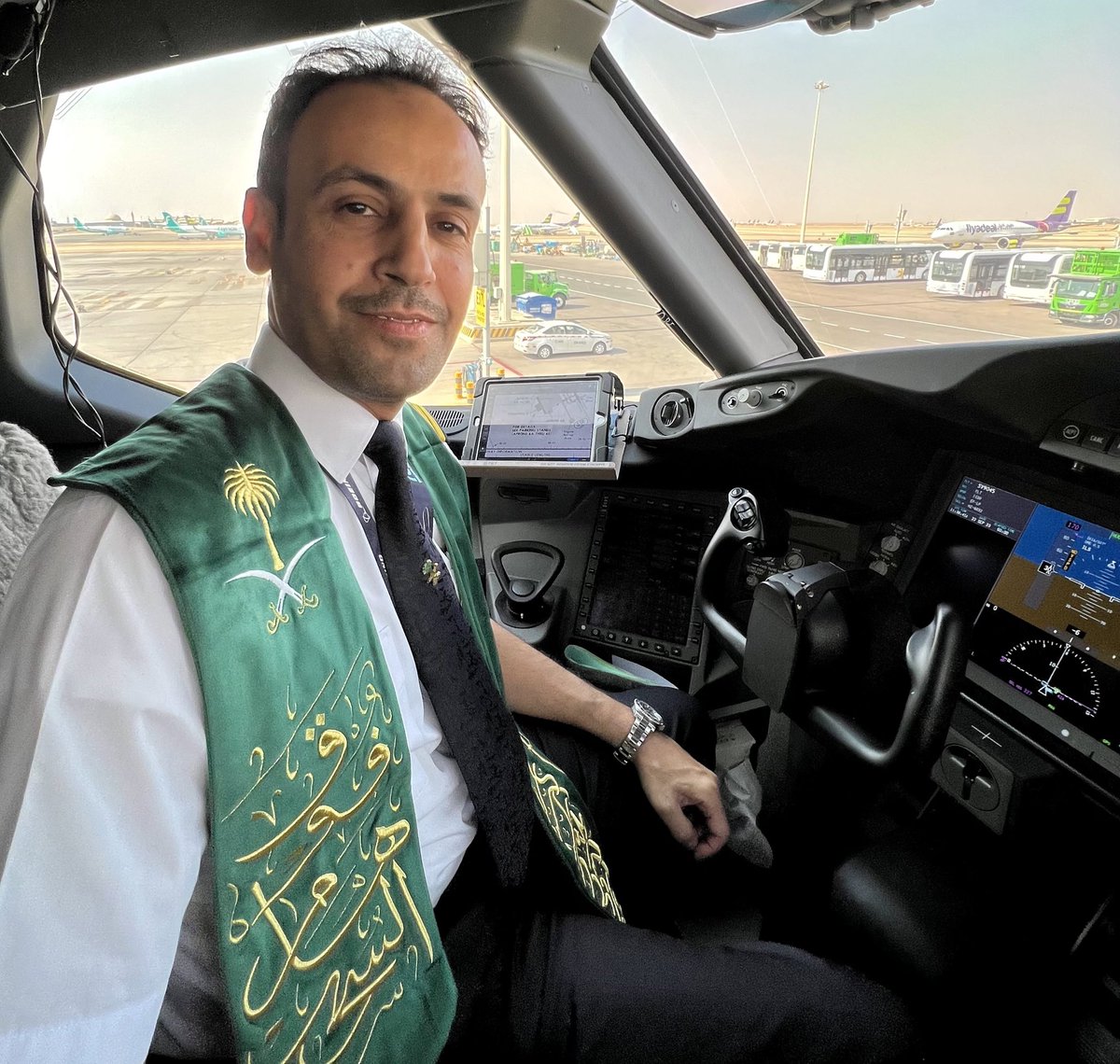 saudia_aviation's tweet photo. كل عام و الوطن بخير 93 💚
وهمتنا دائماً تفوق هام السحاب🇸🇦✈️
#الخطوط_السعودية &amp; #طيران_ناس https://t.co/Jk00BtL1CV
