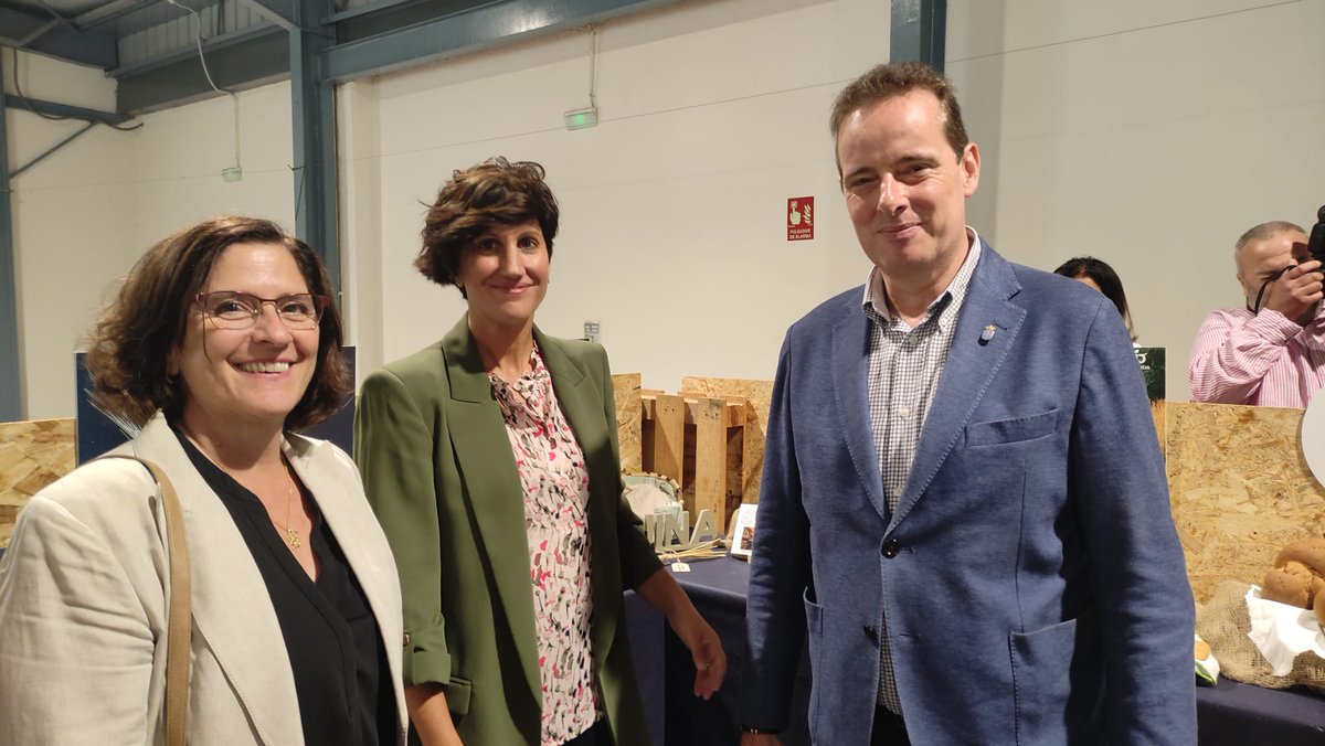 SeridaAst's tweet photo. 📷 Visita a nuestros estands #AGROPEC2023 de 🌾#escanda y 🫐#frutosrojos efectuada por el Consejero de Medio Rural, Marcelino Marcos acompañado por nuestra Directora Gerente y por nuestra investigadora Carmen García
#SERIDA_GV #SERIDA_EDAF #Agroalnext @P_Recuperacion @eurenext https://t.co/YwmL2SHyFb