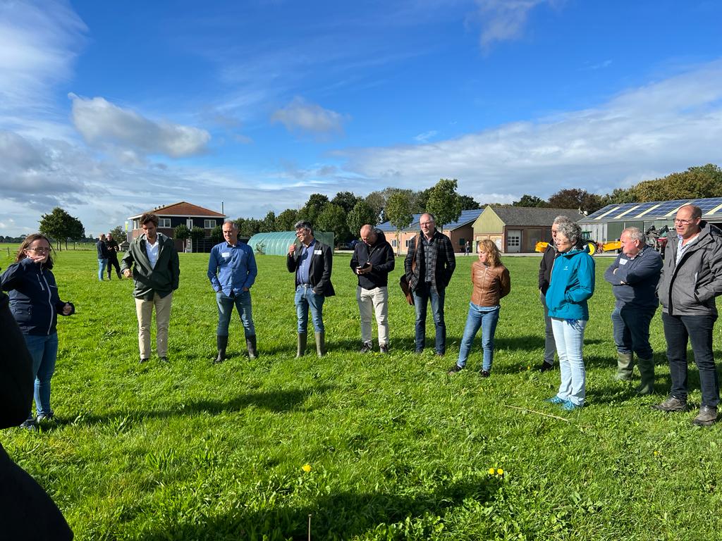 baljeuj's tweet photo. Bodem en water sturend of schurend? Deze vraag stond centraal tijdens ons bezoek aan de #Rusthoeve; een agrarisch Innovatie- & Kenniscentrum voor onder andere projecten die bijdragen aan het principe ‘#Water en #bodem sturend’. Zie👉https://t.co/HrfslEpnHh
@CCvSluijsPoppe https://t.co/KTtmGPfhL2