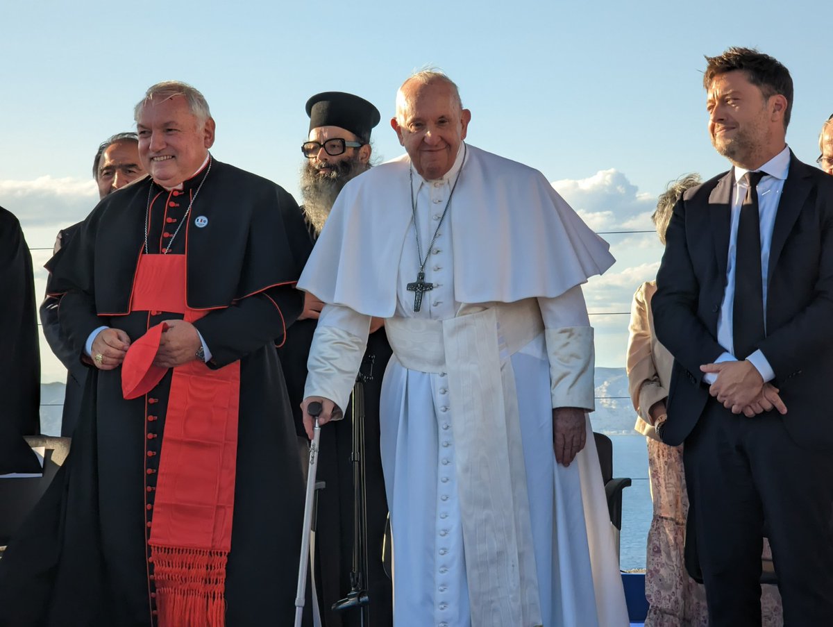 Nell'ambito del <a href="/rencontresmed23/">MED 23 - Rencontres méditerranéennes</a>, il Papa (<a href="/Pontifex/">Pope Leo XIV</a>) è a #Marsiglia con un messaggio chiaro: rendere omaggio ai migranti, in particolare a quelli scomparsi nel #Mediterraneo. Una delegazione di SOS MEDITERRANEE era presente a Notre Dame de la Garde per partecipare al suo omaggio