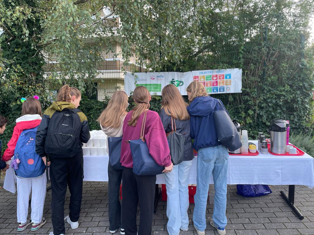 LfjmPrimaire's tweet photo. | Semaine de la #Mobilité 23 | - J5
Le @LfjmPrimaire de la @VilleBruxelles a proposé une animation « petit déjeuner » auprès de la communauté éducative pour valoriser la mobilité douce. #SeDéplacerAutrement - #Partage - Tous ensemble #Bougeons nous - @aefeinfo - @BruxellesEnv https://t.co/0KtahfqPp1