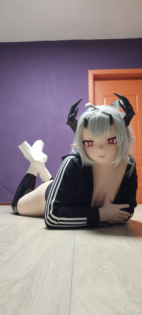 Donly950's tweet photo. yes, I can walk in them too😏

#Kigurumi https://t.co/aKt7WHK31m