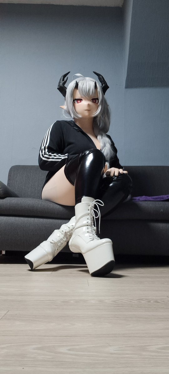 Donly950's tweet photo. yes, I can walk in them too😏

#Kigurumi https://t.co/aKt7WHK31m
