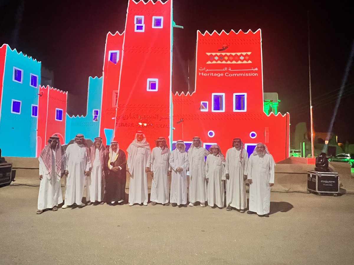 shqra_org's tweet photo. محافظ شقراء الاستاذ: عادل بن عبدالله البواردي يحضر انطلاق عروض الصوت والضوء على واجهة قصر السبيعي التاريخي  في البلدة التاريخية بمحافظة #شقراء بمناسبة 
#اليوم_الوطني_السعودي93
#نحلم_ونحقق🇸🇦🇸🇦🇸🇦
تقرير: عبدالله الجلي https://t.co/UMbCInzhz8