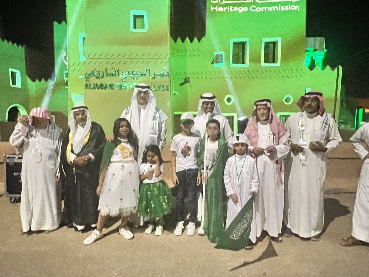 shqra_org's tweet photo. محافظ شقراء الاستاذ: عادل بن عبدالله البواردي يحضر انطلاق عروض الصوت والضوء على واجهة قصر السبيعي التاريخي  في البلدة التاريخية بمحافظة #شقراء بمناسبة 
#اليوم_الوطني_السعودي93
#نحلم_ونحقق🇸🇦🇸🇦🇸🇦
تقرير: عبدالله الجلي https://t.co/UMbCInzhz8