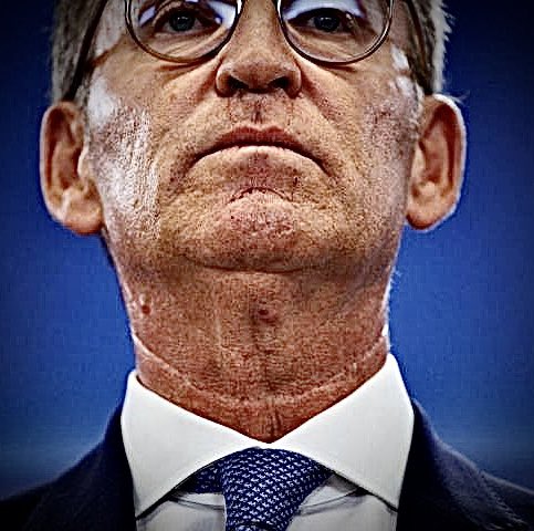 anluma99's tweet photo. Feijóo cada vez más fuera de la democracia.

Es la versión española y “legal” del pseudo intento golpe de estado electoral de Trump. Es un inédito en la historia de la democracia española: la llamada oficial al transfuguismo. El PP concordado con la campaña de Felipe González - Guerra llama a un tamayazo de diputados del PSOE. Moreno afirma que Catalunya y Euskadi fueron "privilegiados por el franquismo" y pide a diputados del PSOE votar a Feijó. Hasta el momento ningún partido político en España había realizado de manera “ oficial” y desde su cúpula dirigente una llamada al transfuguismo de votos . La desesperación de un Partido Popular incapaz de asimilar su derrota en las urnas lo colocan al borde del juego democrático, recurriendo a un medio que desprestigia las instituciones democráticas. Con esta llamada oficial al transfuguismo el PP destruye los límites éticos de la democracia y manda a la ciudadanía uno de los mensajes más antidemocráticos, - después del golpe de estado- que se pueden enviar a los votantes: todo sirve y todo vale con tal conseguir  el poder.