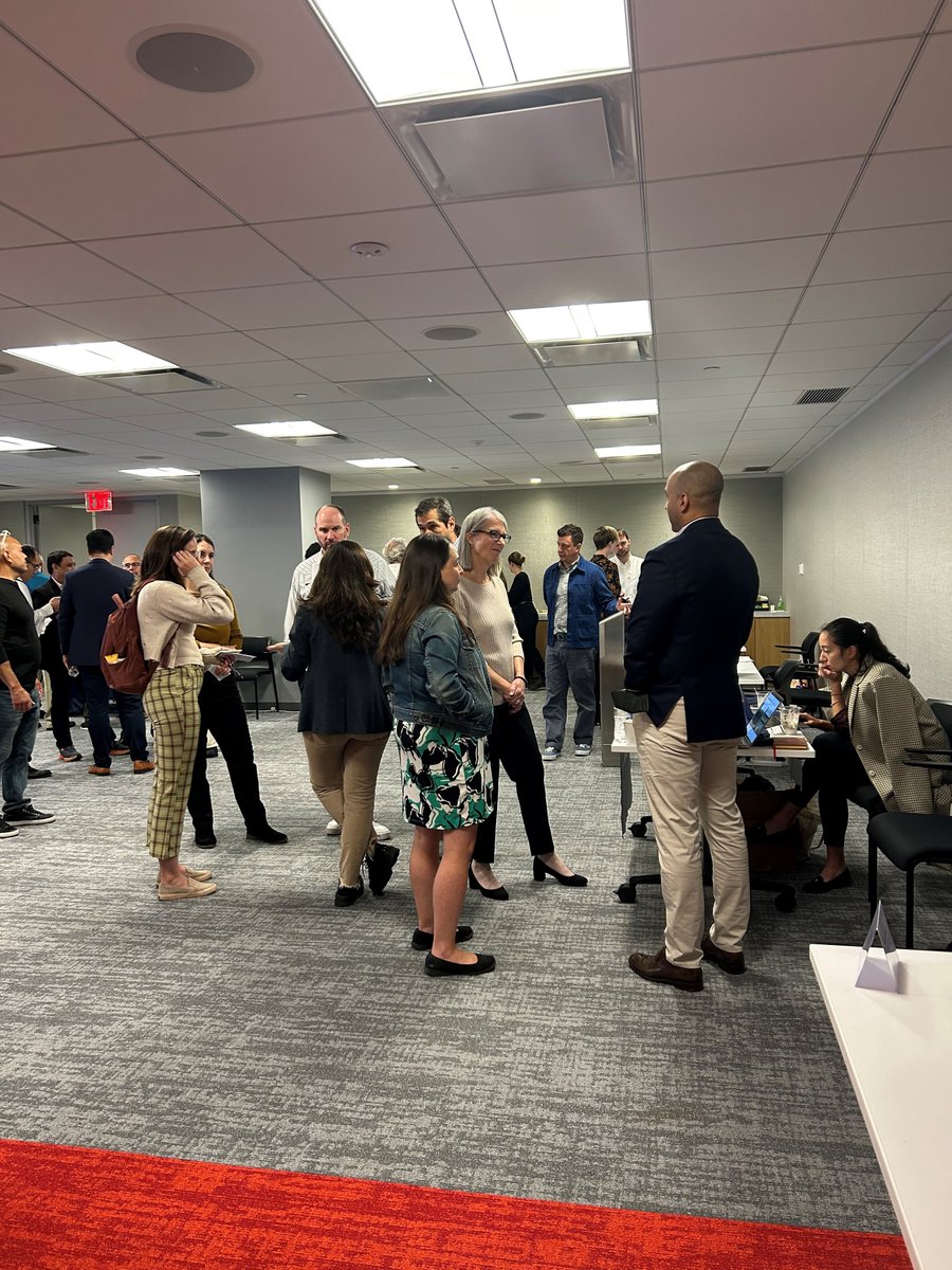 EnviroTechLab's tweet image. This week the @EnviroTechLab hosted dozens of innovative companies looking to improve data utilization and enhance operational efficiency across @NYCWater's operations. Stay tuned🧐to see who is selected to pilot their technology!