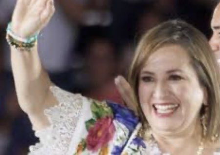 ryo_hermoso's tweet photo. Voy a ser directa : si @XochitlGalvez es ingeniera o no me vele madrs, porque en ningún lado dice que si no tienes título profesional no puedes ser presidente.🥳

Y nadie, NADIE tiene derecho a pedirle que renuncie como candidata BRINCOS DIERAN ! 🤩

Por ahí andan algunos CHAIROS DE CLÓSET, DISFRAZADOS DE OPOSICIÓN pidiendo que renuncie. Su presimiente se la pasa violando la Constitución todos los días y ahora resultan bien exigentes.🤪

Ella arreglará lo que tenga que arreglar y en el REMOTO caso que le quitaran su título nos vale sorbete. 

A Xóchitl la elegimos los mexicanos y los mexicanos la queremos para Presidenta de la República. 

Para que les quede claro santa inquisición. 😂

Rt si apoyas a Xóchitl, que sienta cuanto la queremos. 👇🙋‍♀️🙋‍♀️🙋‍♀️
