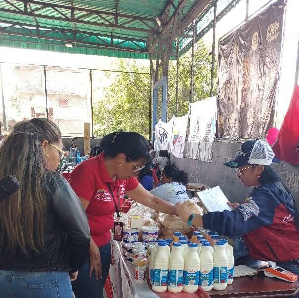 #EsNoticia• Lácteos Los Andes participa en Plan Amor en Acción a las Víctimas del Bloqueo Económico que se desarrolla en el sector Los Eucaliptos, parroquia San Juan del municipio Libertador de #Caracas. 

#ElEsequiboEsDeVenezuela