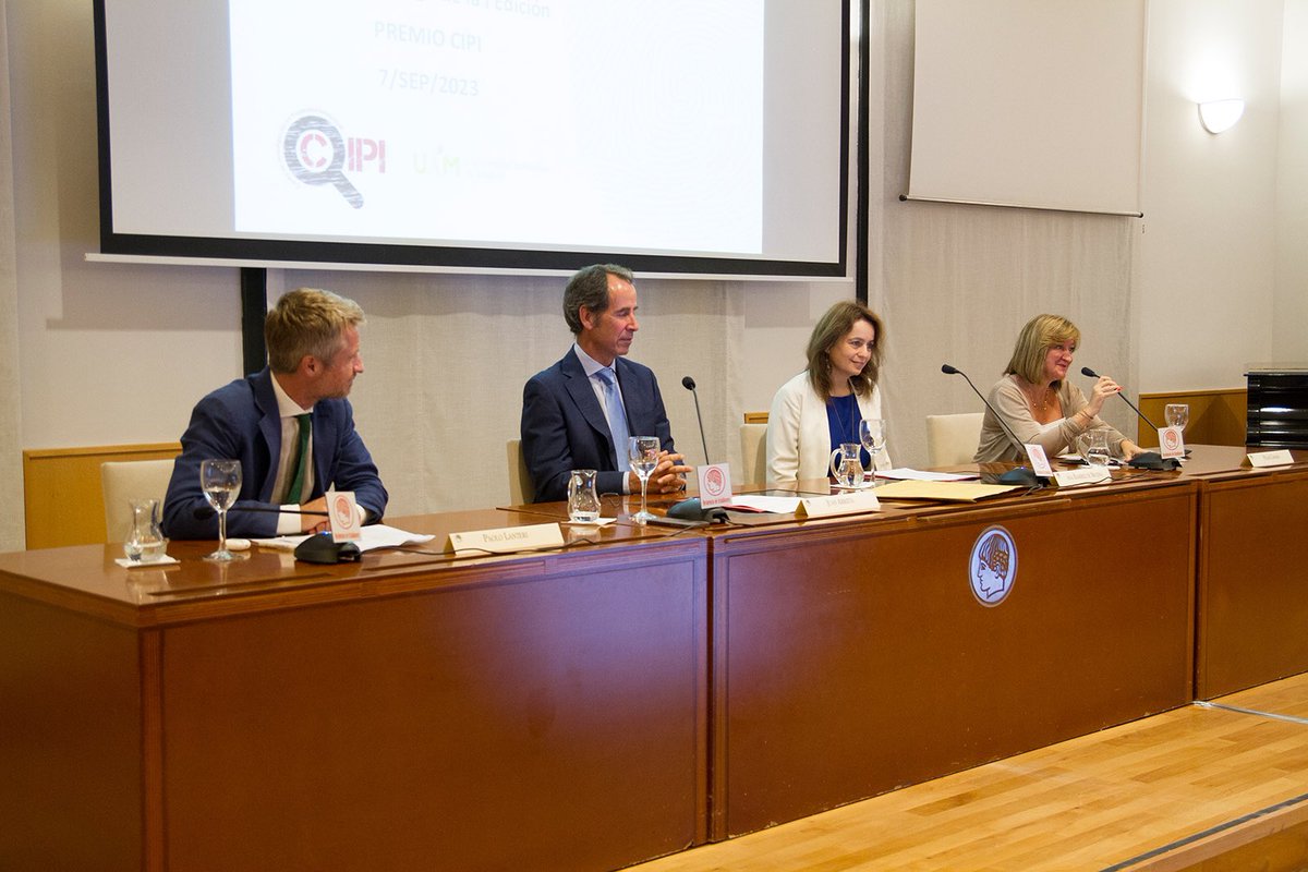 Dret_UB's tweet image. #MàsterUB | 👩🏻‍🎓✅ Una estudiant del Màster de l’Advocacia, guanyadora del Premi del Centro en Propiedad Intelectual (@uammadrid) 

🥇 Marina Berenice Nigro Bruna ha guanyat el Premi, dotat amb 4.000€, amb el treball "La autoría de las obras de animación"

Enhorabona, Marina! 🎉🎉