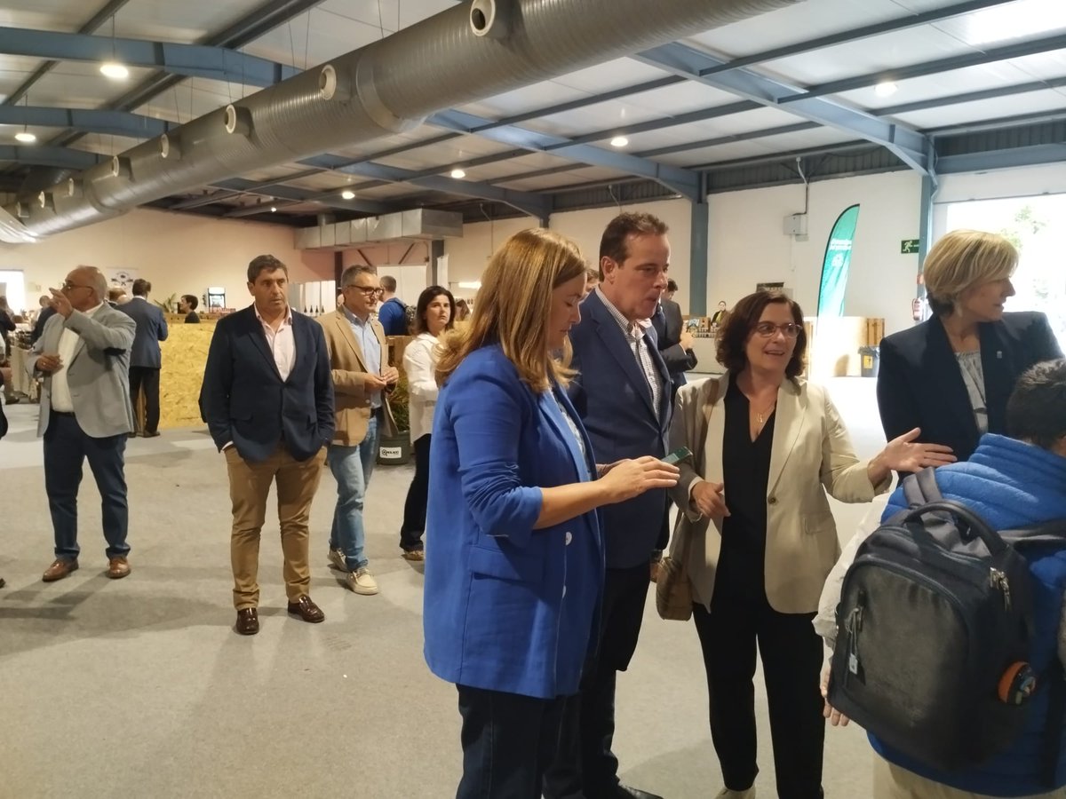 SeridaAst's tweet photo. 📷 Visita a nuestros estands #AGROPEC2023 de 🌾#escanda y 🫐#frutosrojos efectuada por el Consejero de Medio Rural, Marcelino Marcos acompañado por nuestra Directora Gerente y por nuestra investigadora Carmen García
#SERIDA_GV #SERIDA_EDAF #Agroalnext @P_Recuperacion @eurenext https://t.co/YwmL2SHyFb
