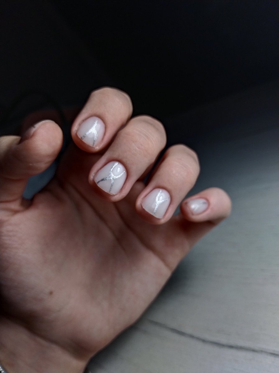 Сделала себе короткие, чтобы не сломать на квесте