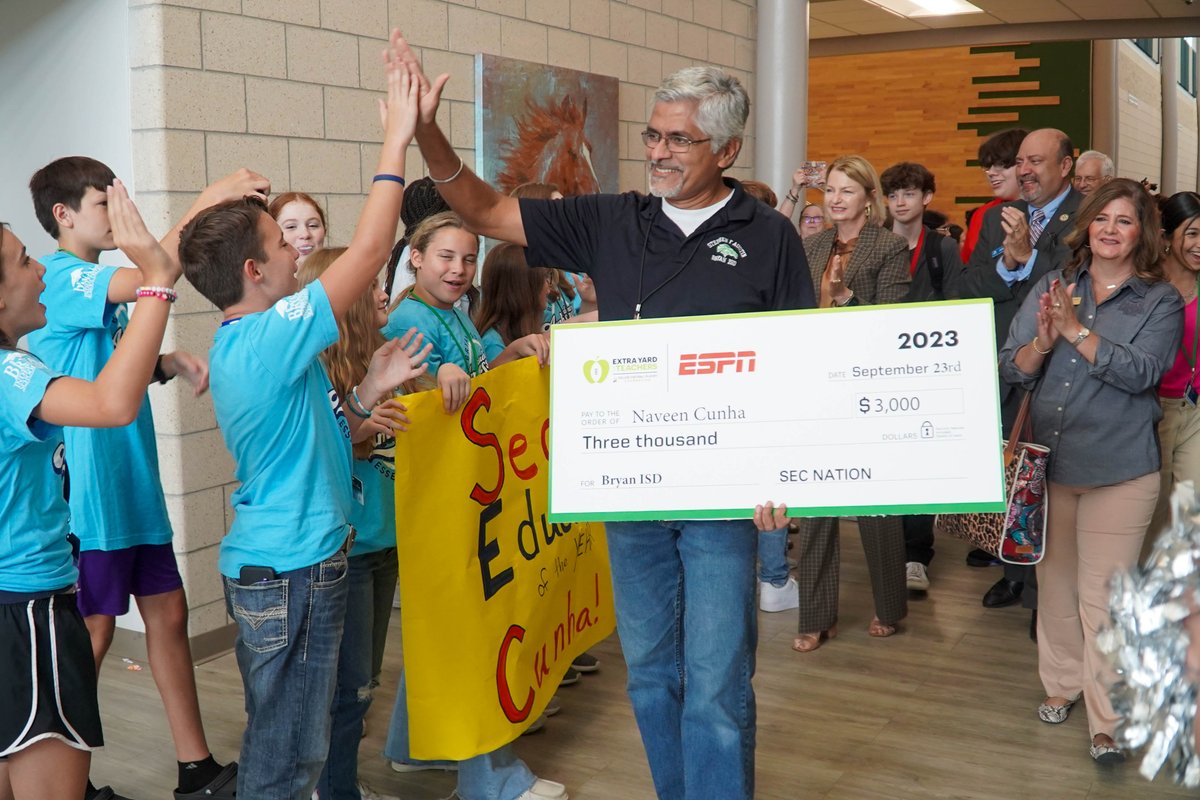 BryanISD's tweet photo. Today was a special day in #BryanISD as Super Bowl Champion and SEC Nation analyst Roman Harper stopped by @SFA_bisd to surprise Naveen Cunha with a check for $3,000! You can watch Mr. Cunha's celebration on SEC Nation tomorrow morning at 9 a.m. on the SEC Network. #bryanproud https://t.co/Y36H1DKA7f