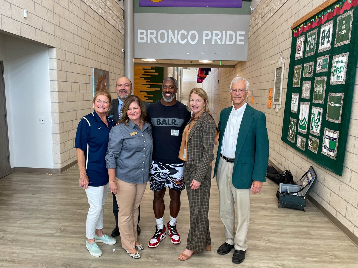BryanISD's tweet photo. Today was a special day in #BryanISD as Super Bowl Champion and SEC Nation analyst Roman Harper stopped by @SFA_bisd to surprise Naveen Cunha with a check for $3,000! You can watch Mr. Cunha's celebration on SEC Nation tomorrow morning at 9 a.m. on the SEC Network. #bryanproud https://t.co/Y36H1DKA7f