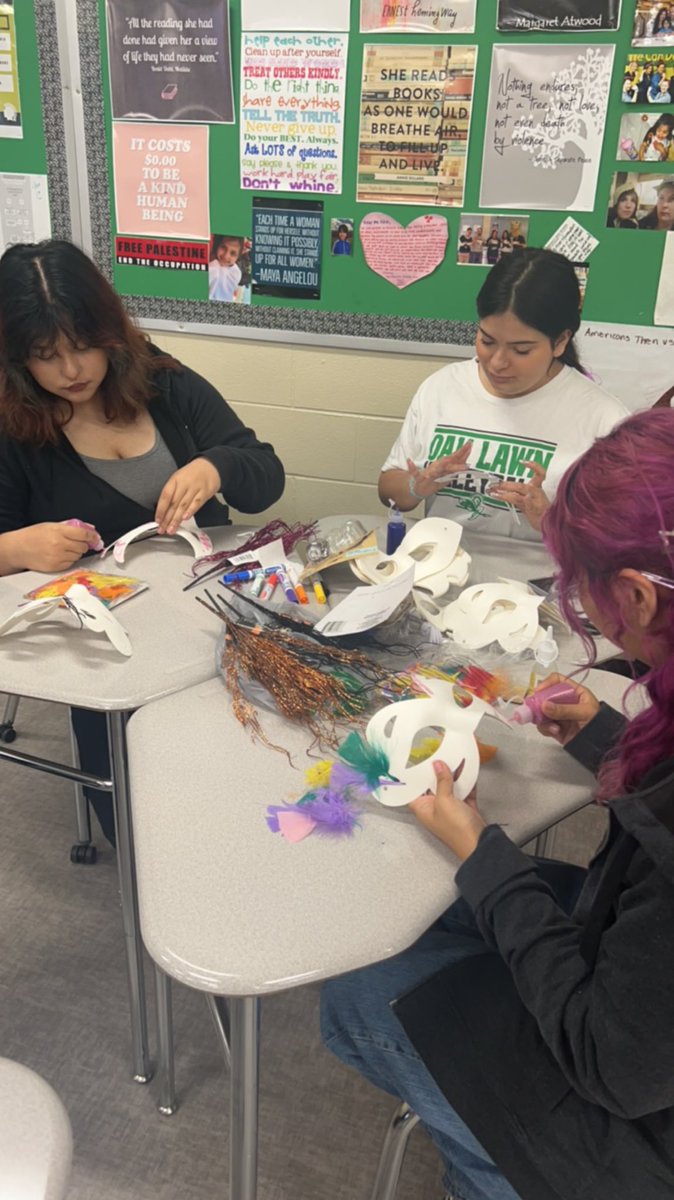 Spartan sisters were busy this morning decorating masks for Homecoming festivities next week! #olchspride 
<a href="/olchsmsodeh/">olchsmsodeh</a> <a href="/blacksolclasses/">S Black</a>