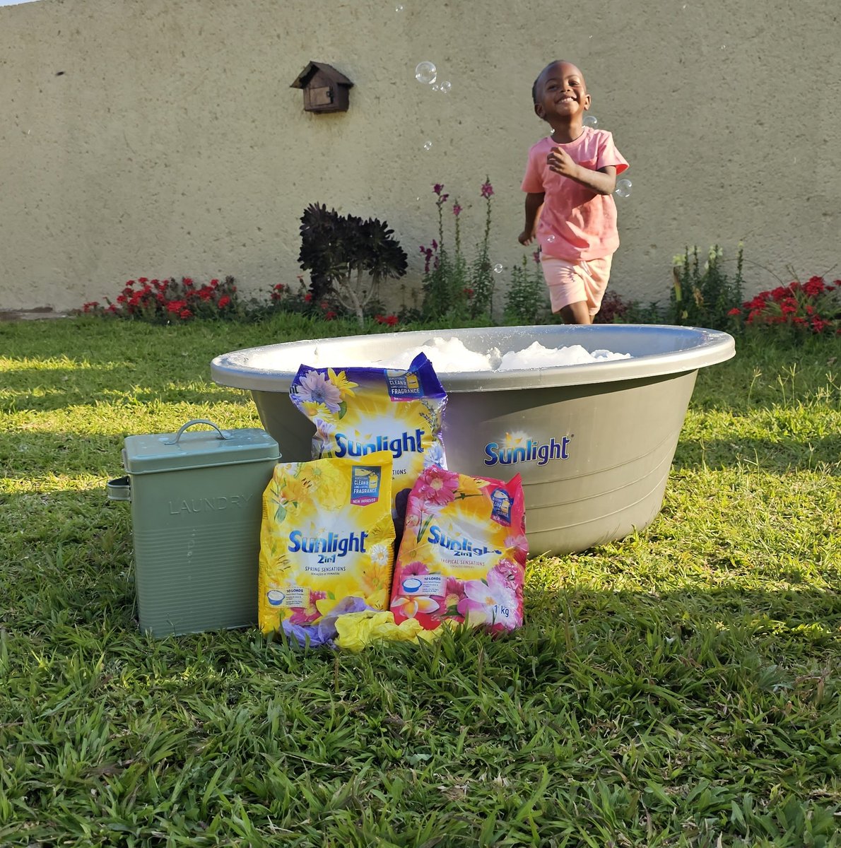 MagdelineTshego's tweet photo. Laundry day is bubbles and fun day for my nephew. With @Sunlight_ZA #morefoammorefragrance 🫧 https://t.co/Gy4yetctEc