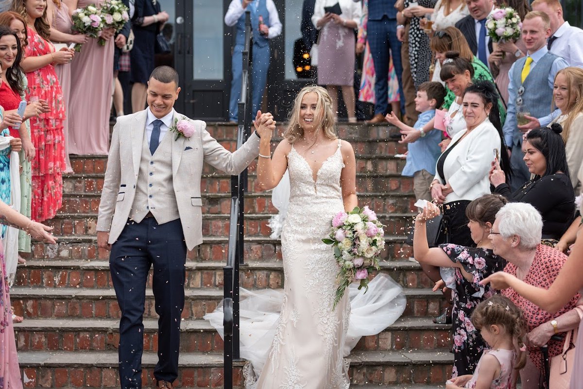 Si Bride Rachel looked beautiful on her wedding day! We love looking back on your wedding memories!⁠
⁠
#celebratelove #weddings #weddingday #realbride