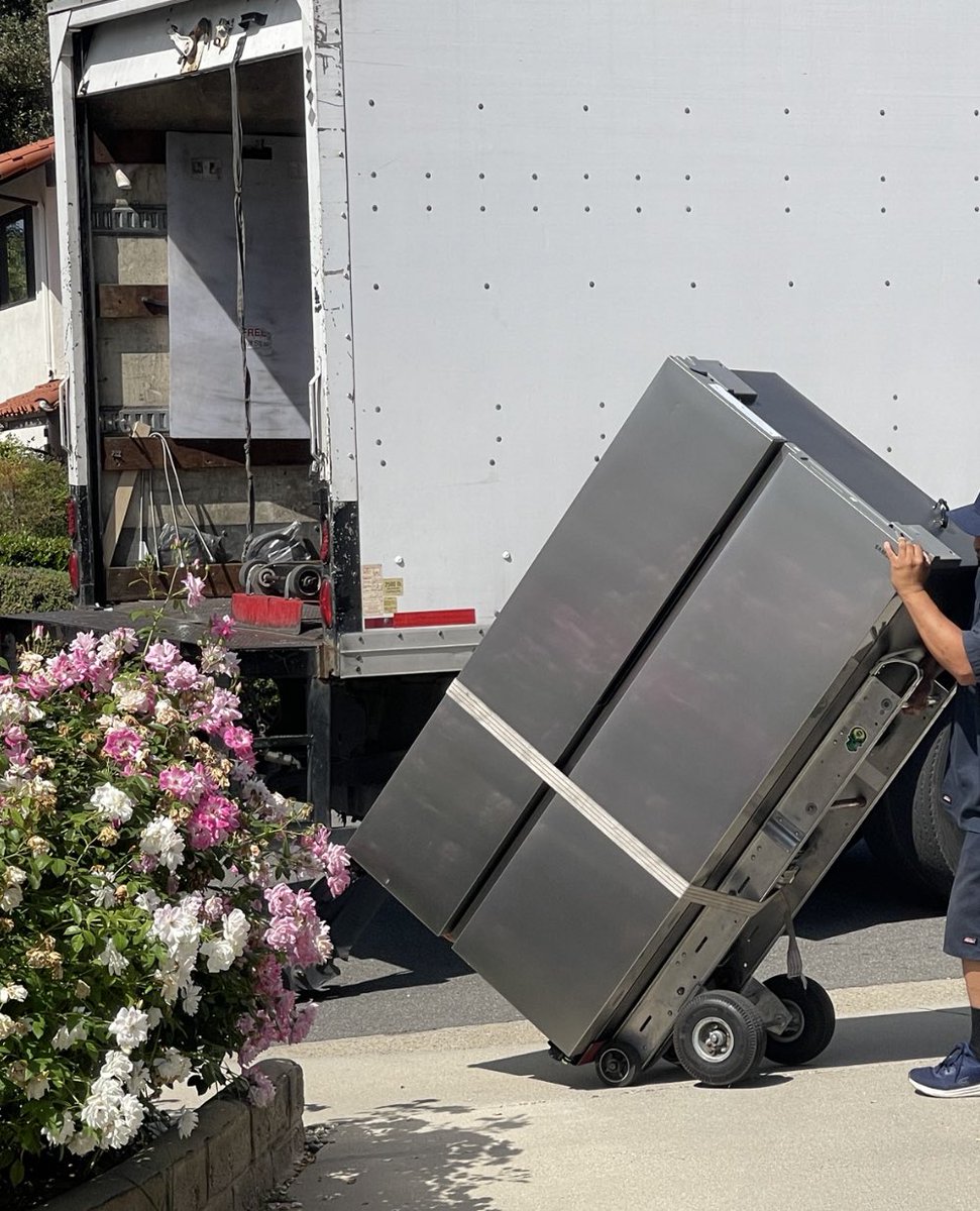 Bye bye @SamsungUS brand new broken fridge that never worked. Thanks @BestBuy for your prompt attention ! Thanks @SamsungSupport for NOTHING ! #samsung #lemon 🍋