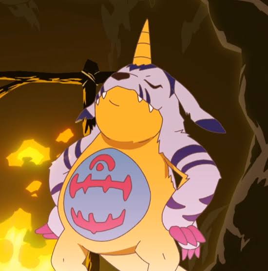 —Le han llamado gordo, y el orgullosamente lo niega, como mucho, está rechoncho.—

He's been called fat, and he proudly denies it, he's just a little chubby.