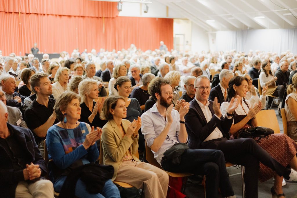 PhilosophicumL's tweet photo. Das 26. Philosophicum Lech ist eröffnet!👏 Die Feierlichkeiten am Donnerstagnachmittag begannen mit dem Magna-Impulsforum, bei dem Jörg Phil Friedrich, Nermin Ismail, Konrad Paul Liessmann, Helga Rabl-Stadler und Pater Martin Werlen über Hoffnung diskutierten. (1/2) https://t.co/fEqMPWq0qa