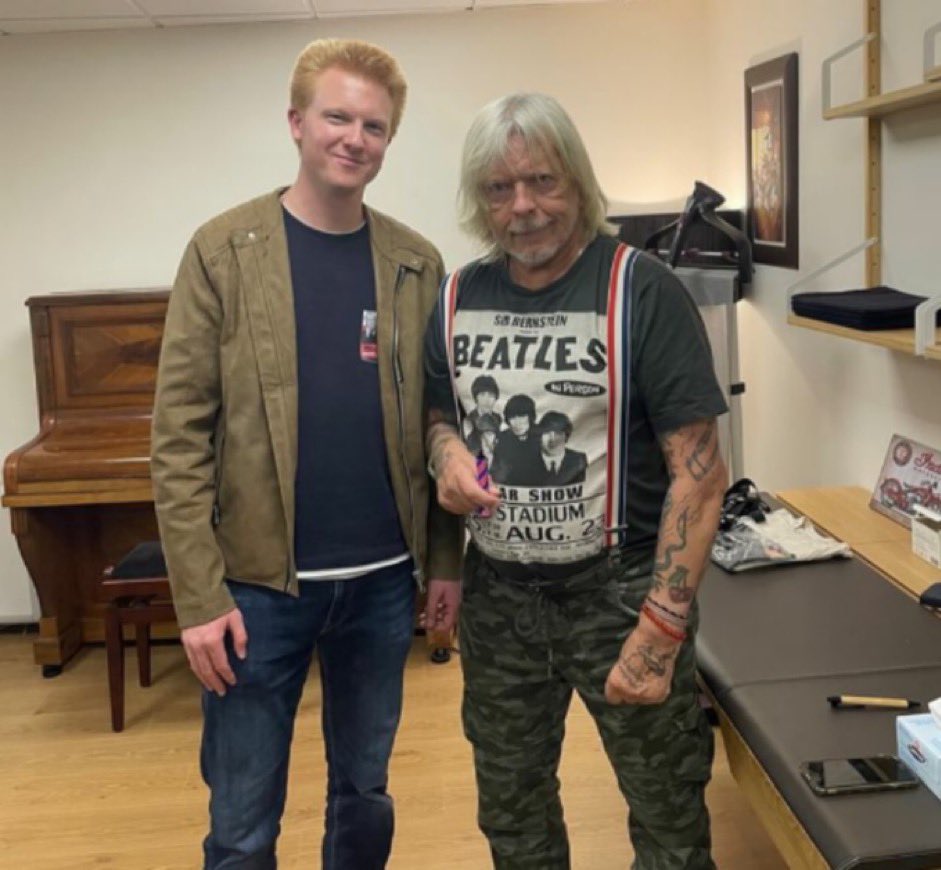 PaulBlaque1's tweet photo. Avant #RSAvIRE demain, Faf de Klerk a rencontré un fan irlandais. C’est ça aussi la magie du rugby. #RWC2023 https://t.co/Z8aSA9mWGo