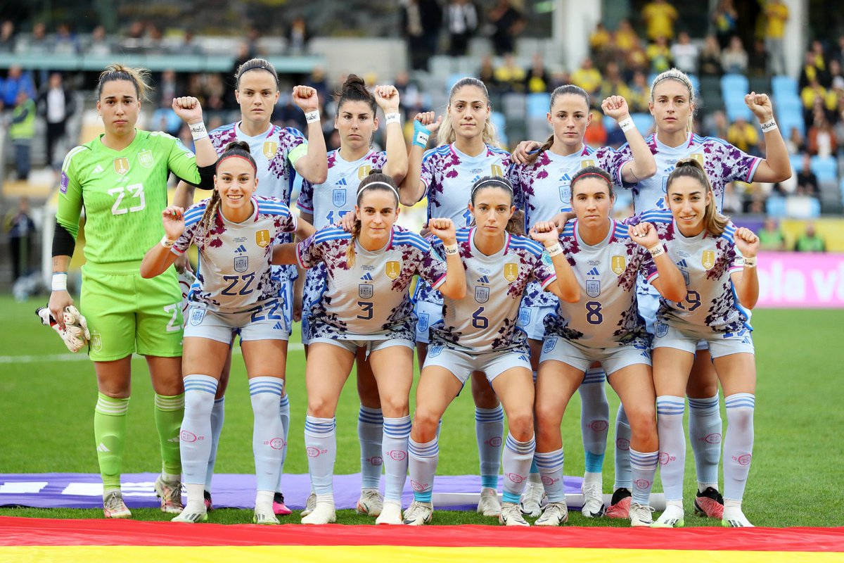 SrLiberal's tweet photo. La selección española de futbol femenino hace el saludo comunista antes del partido con Suecia, sólo la jugadora Athenea del Castillo ha tratado de evitar a hacer el saludo.

¿Qué opinas de esto? https://t.co/gQrzulmmpC