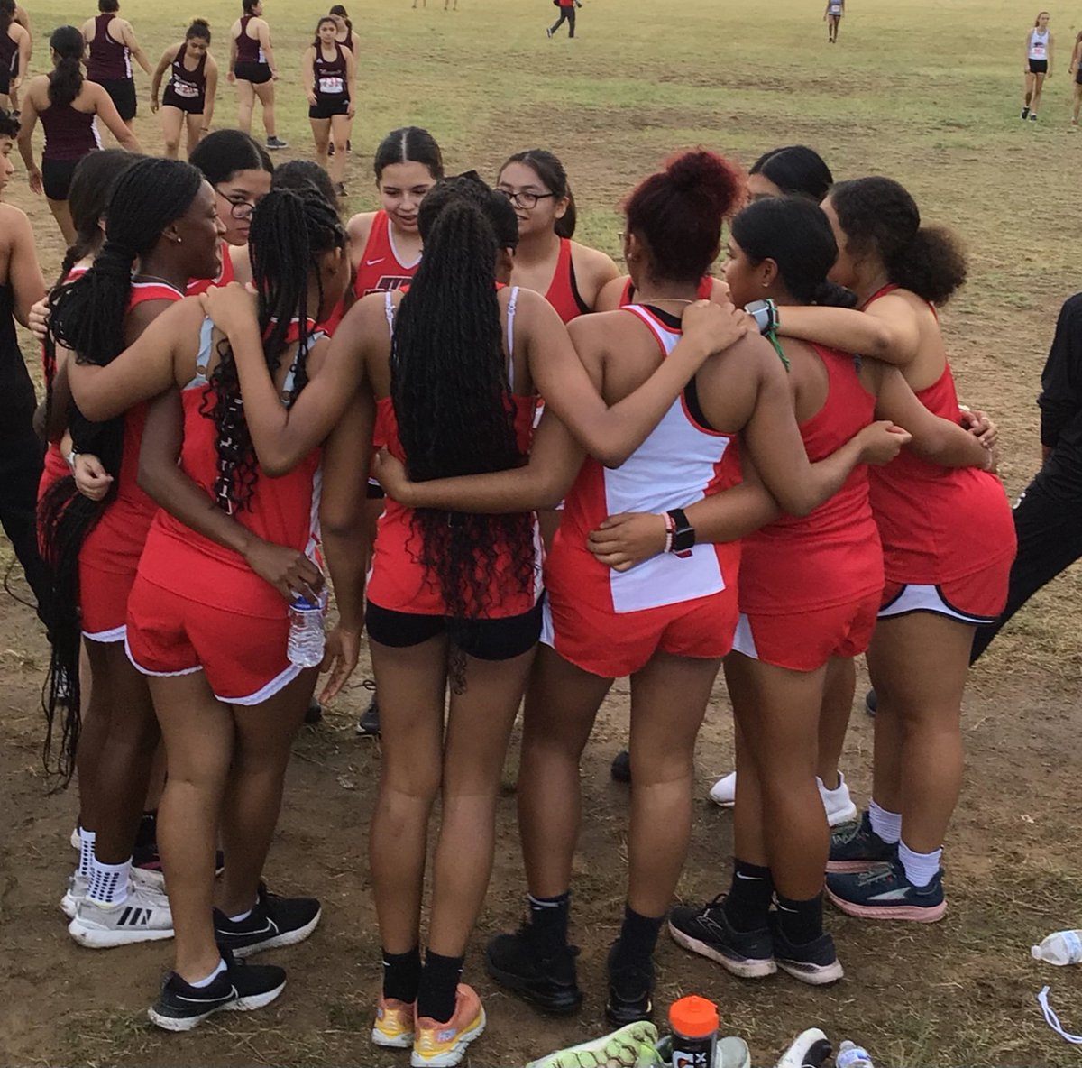 irvmac_xc's tweet photo. "UNITY IS STRENGTH...WHEN THERE IS TEAMWORK AND COLLABORATION, WONDERFUL THINGS CAN BE ACHIEVED"
MacArthur Cross Country💪
@MacArthurCards @IISDAthletics @IrvingISD https://t.co/lMCYMX821H