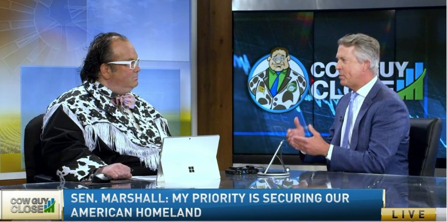 "Secure our own border first"

<a href="/ScottTheCowGuy/">Scott Shellady</a> and <a href="/RogerMarshallMD/">Dr. Roger Marshall</a> discuss the crisis at our southern border while we send billions to Ukraine. <a href="/OfficialRFDTV/">RFD-TV</a> 

#CGC #AgTwitter

🔗cdn.jwplayer.com/previews/H3Ryc…