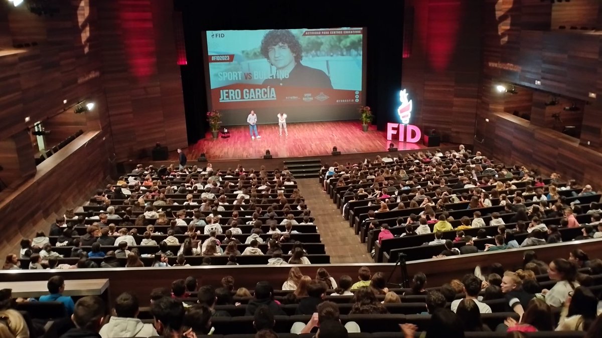 EL EQUIPO DE MEDIACIÓN del instituto con Jero García “Hermano Mayor” <a href="/jerogarciabox/">Jero Garcia</a> en la charla de <a href="/ForosFid/">Foros FID</a>  en el auditorio Ciudad de León #jerogarciabox #FID2023 #leonesp