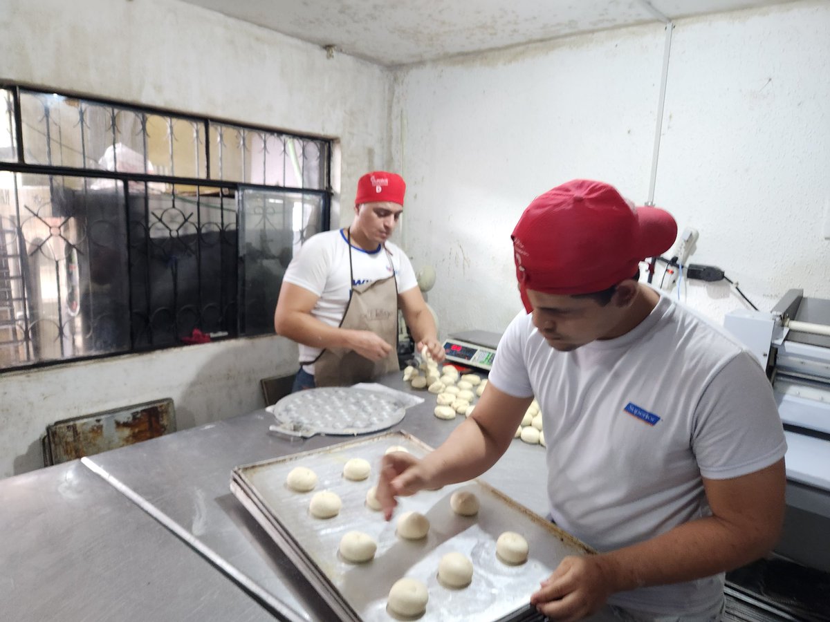 FedericoAgusti's tweet photo. La Espiga de Oro, en Santo Domingo, es una panadería con mucho corazón

Enyerli y su marido empezaron de cero, con apoyo de @Fudela_Ecuador y @ACNUREcuador  y hoy sueñan con poner su deliciosos panes en los supermercado 

Gracias a @EcuadorKoica
#UnMundoPosible
#refugiados https://t.co/zVBnlKPHVW