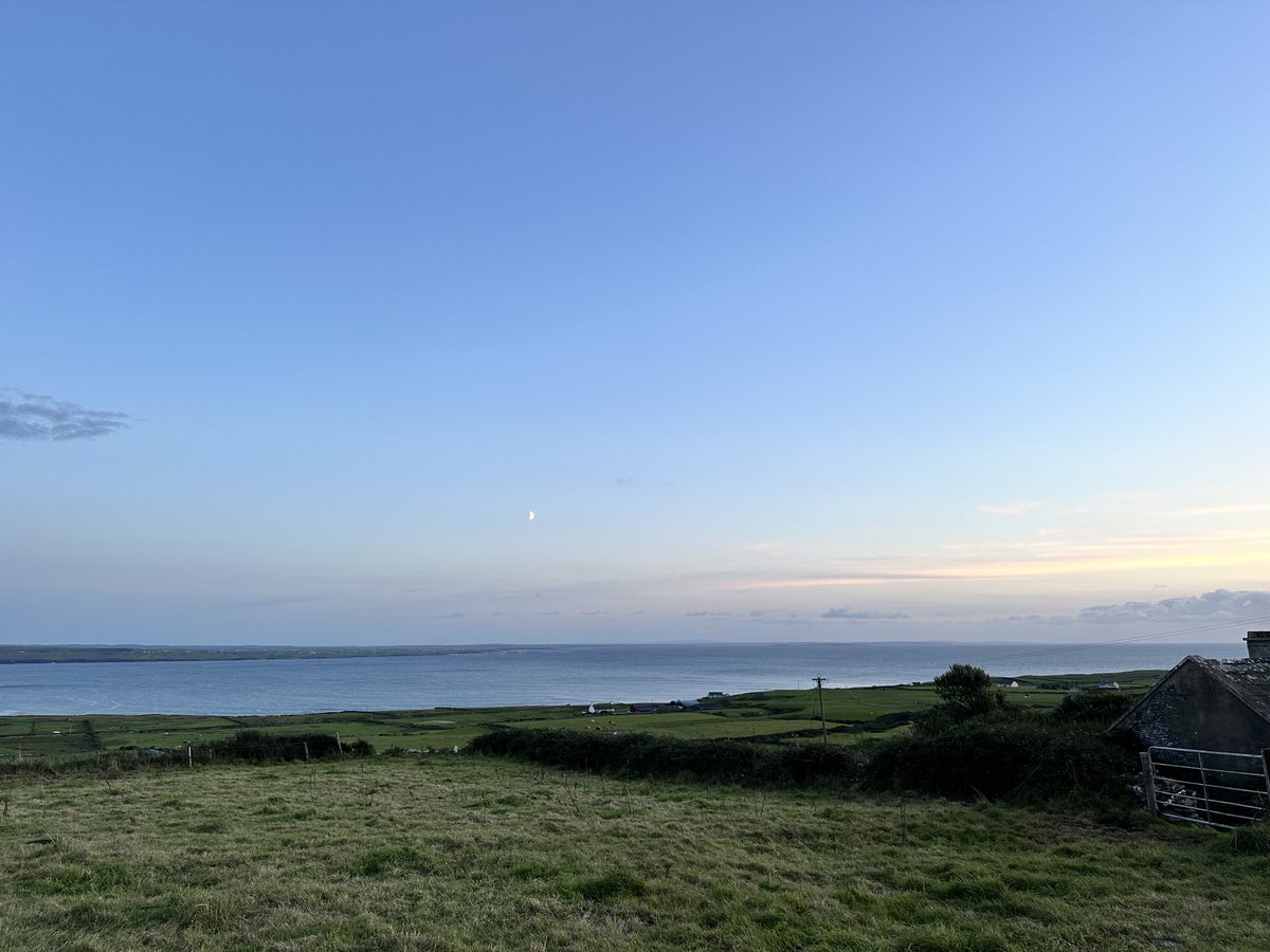 KieranCons's tweet photo. Looking west at sunset #Liscannor https://t.co/ZnATmkFBAy