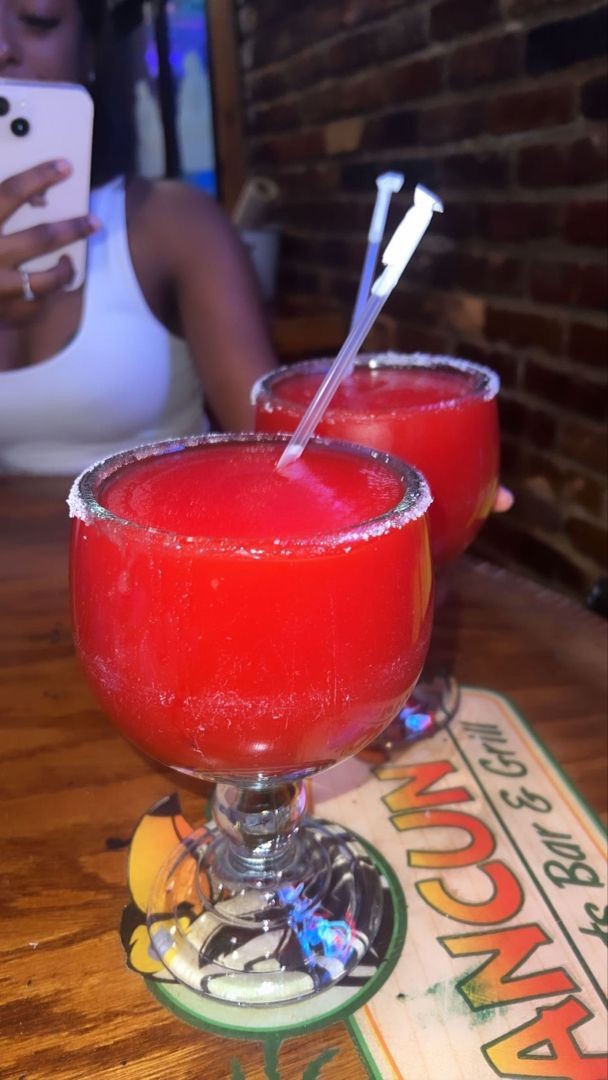 mitchbels's tweet photo. Cheers to an evening of Life 🍹🥂Live it to the fullest before you can't control it anymore https://t.co/LxgAZO8qMS